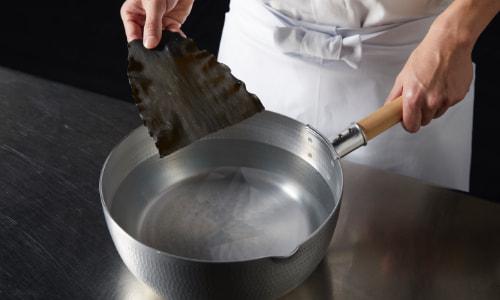 Mettez le varech dans la casserole