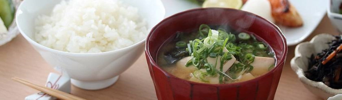 Come usare il miso (non solo per la zuppa)
