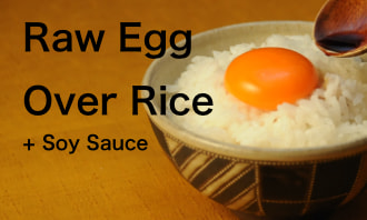 Rohes Ei über Reis + Sojasauce